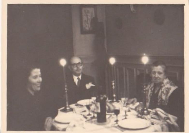 NA298 Photographie anonyme vintage snapshot repas table diner lumière bougies  - Afbeelding 1 van 1